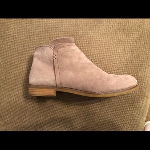 Light brown women’s booties